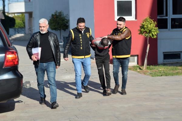 Çocuğuyla pazarda gezip, kadının cep telefonunu çaldı