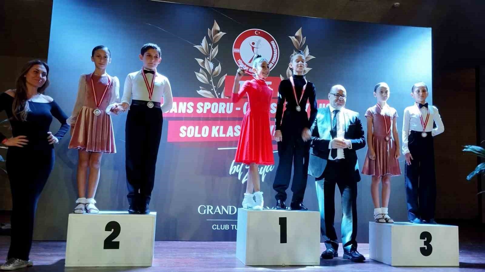 Dans topluluğu 15 madalyayla döndüler