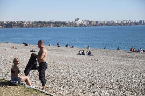 Denizin sıcaklığı havayı geçti; turistler yüzdü