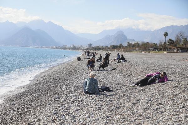 Denizin sıcaklığı havayı geçti; turistler yüzdü