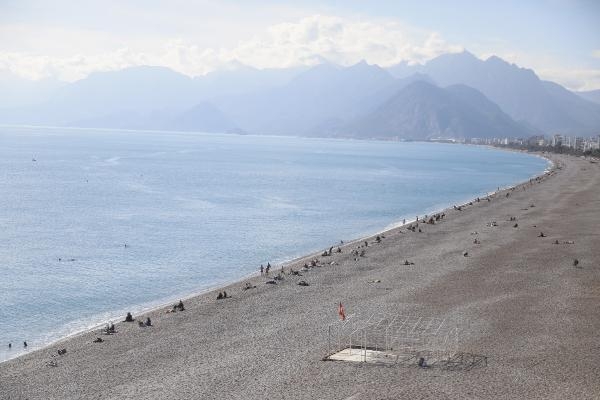 Denizin sıcaklığı havayı geçti; turistler yüzdü
