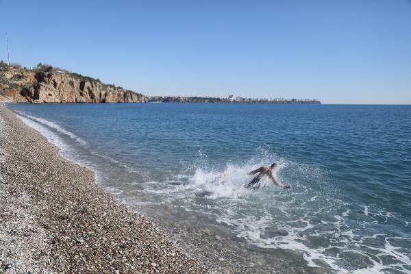 Denizin sıcaklığı havayı geçti; turistler yüzdü
