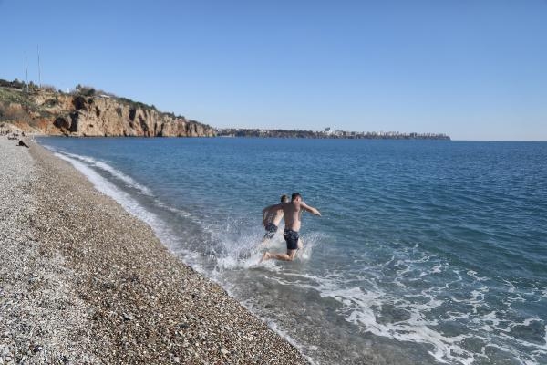 Denizin sıcaklığı havayı geçti; turistler yüzdü