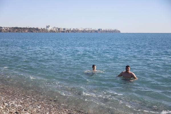 Denizin sıcaklığı havayı geçti; turistler yüzdü