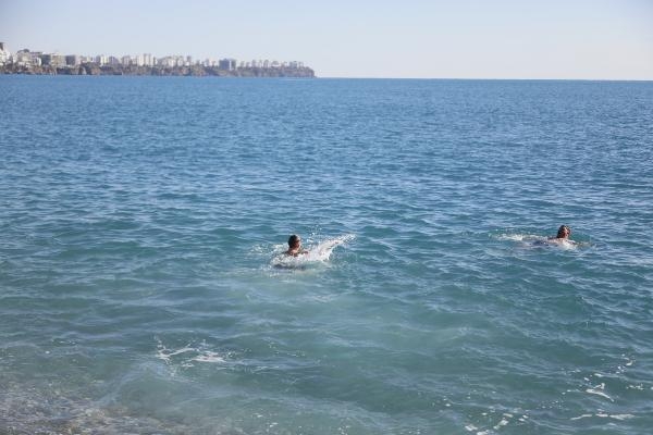 Denizin sıcaklığı havayı geçti; turistler yüzdü