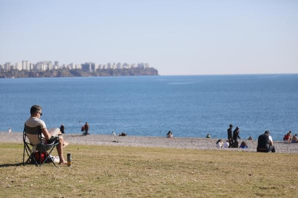 Denizin sıcaklığı havayı geçti; turistler yüzdü