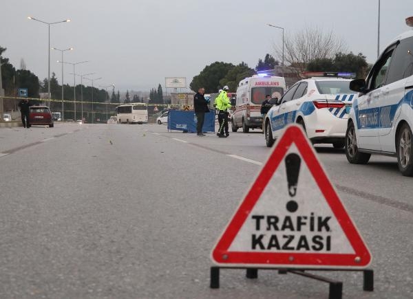 Denizli'de, karayolunda otomobilin çarptığı yaya öldü
