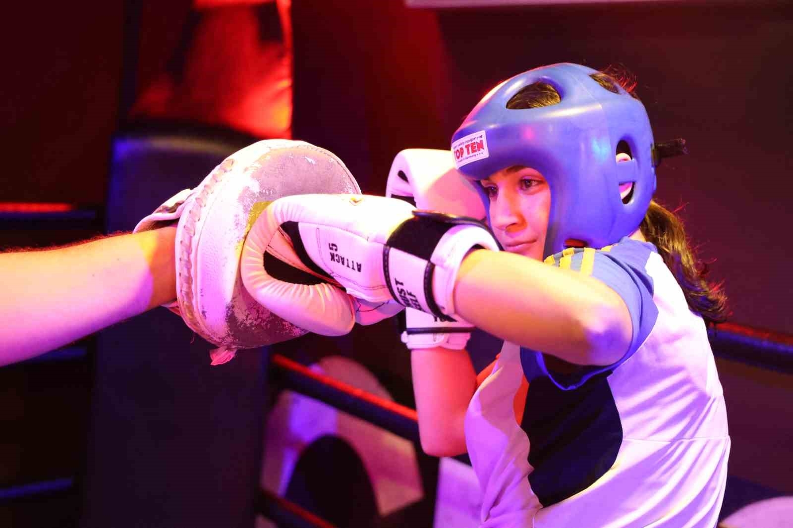 Depremin psikolojisini boks ringinde atlatan gençler, şampiyonluk için ter döküyor