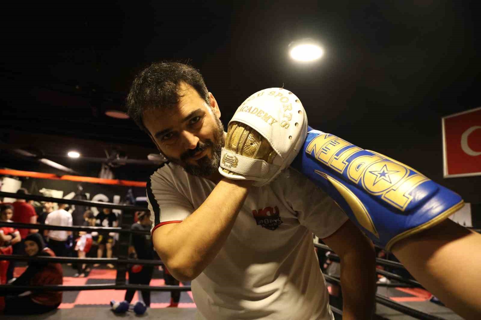 Depremin psikolojisini boks ringinde atlatan gençler, şampiyonluk için ter döküyor