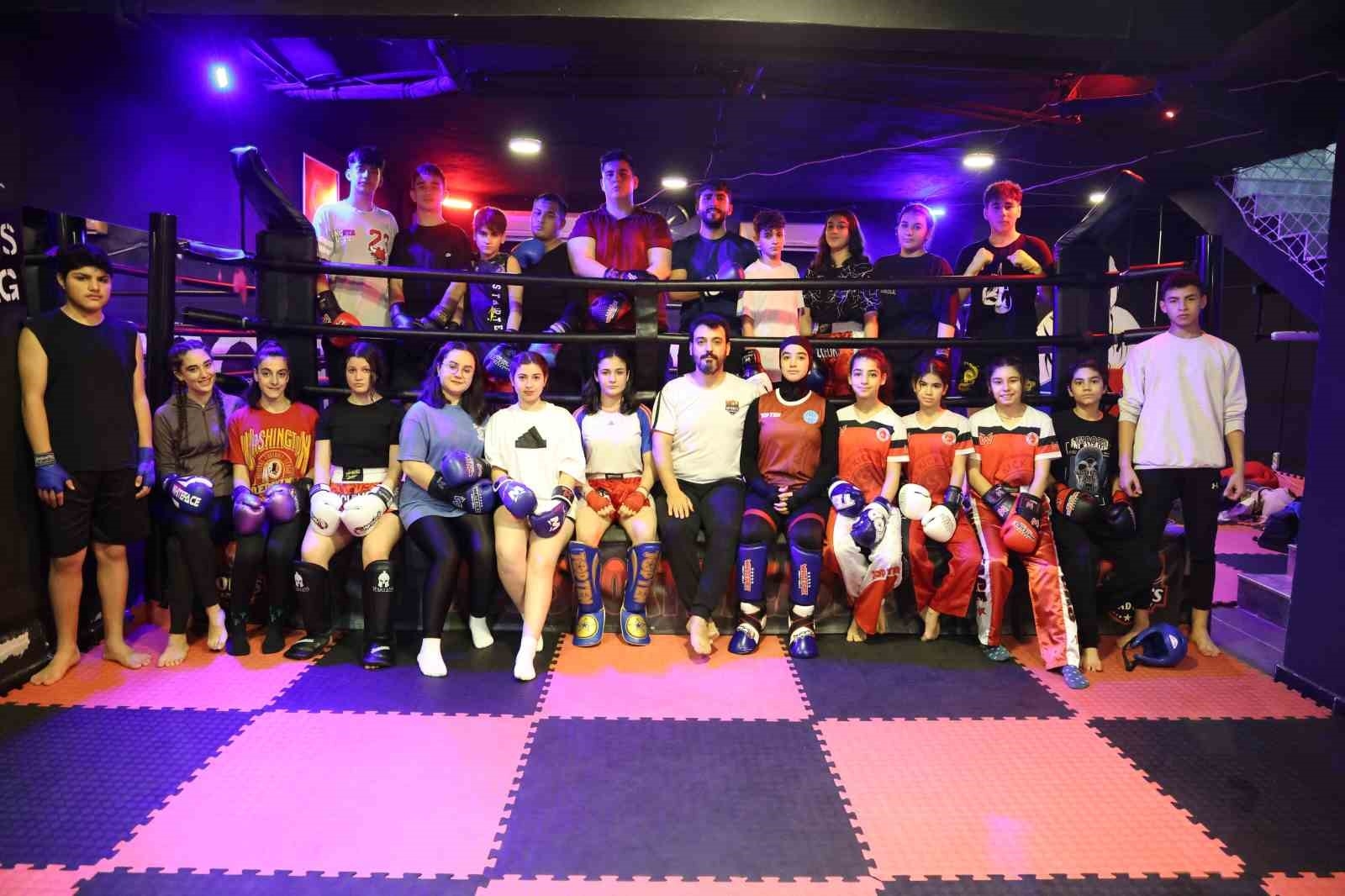 Depremin psikolojisini boks ringinde atlatan gençler, şampiyonluk için ter döküyor