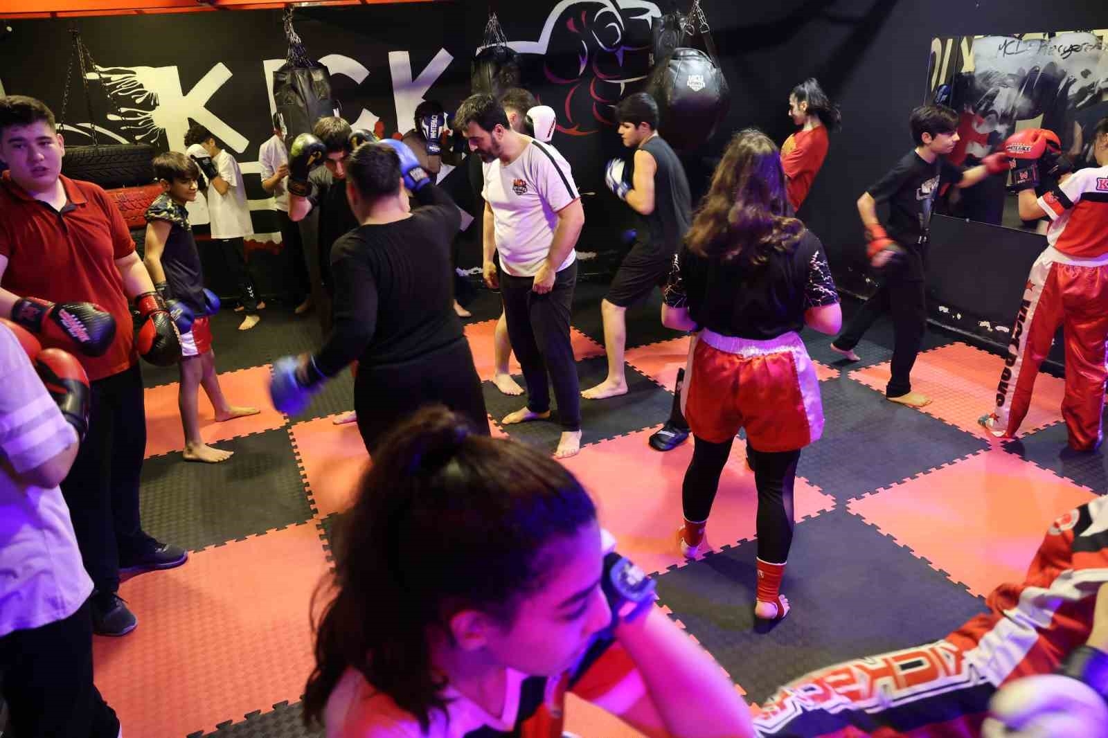 Depremin psikolojisini boks ringinde atlatan gençler, şampiyonluk için ter döküyor