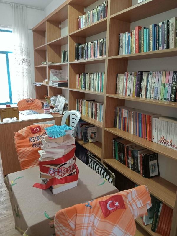 Doğup, büyüdüğü mahalleye kütüphane kurdu
