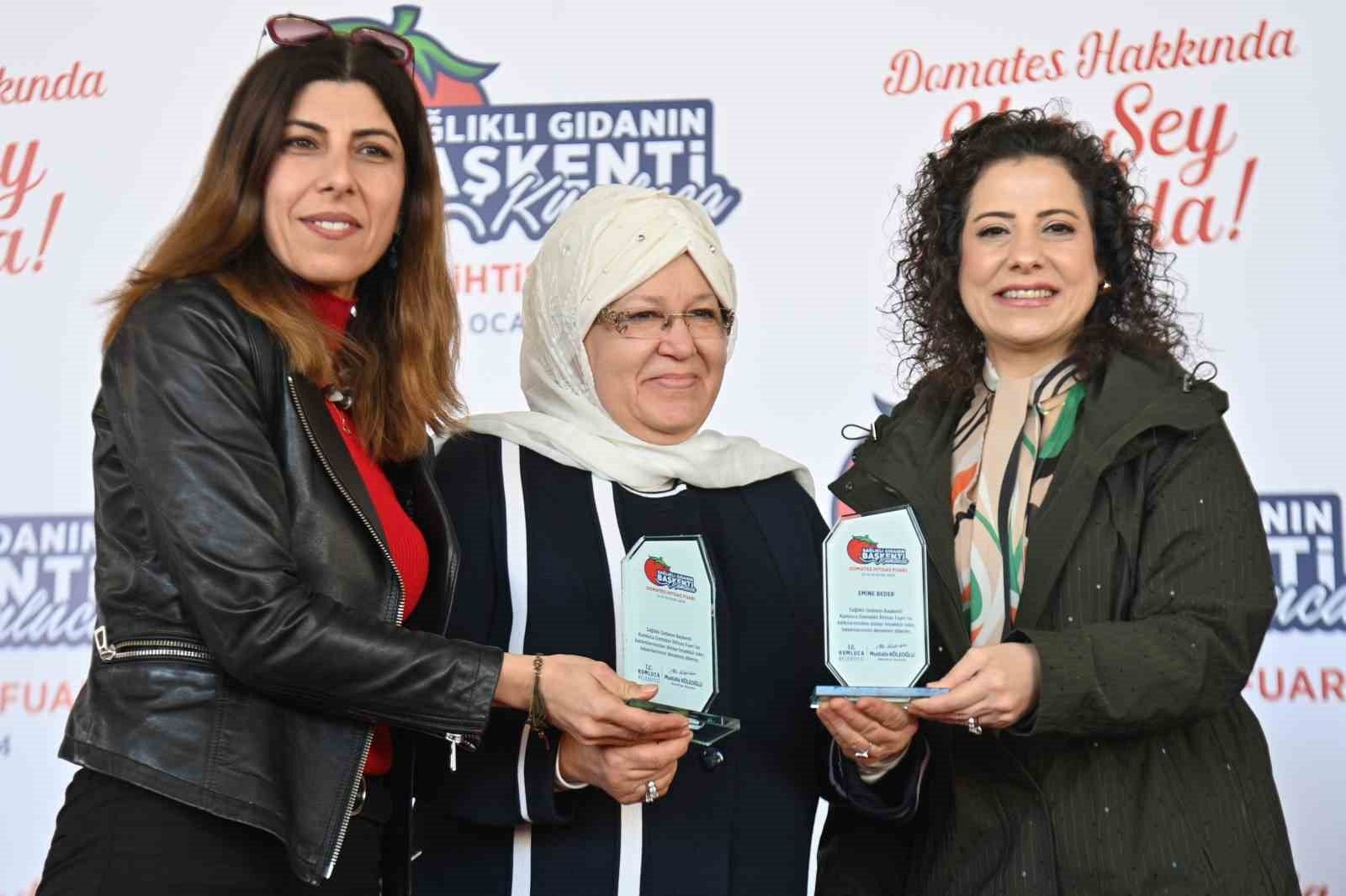 Domates temalı yemek yarışmasında birincilik için hünerlerini sergilediler