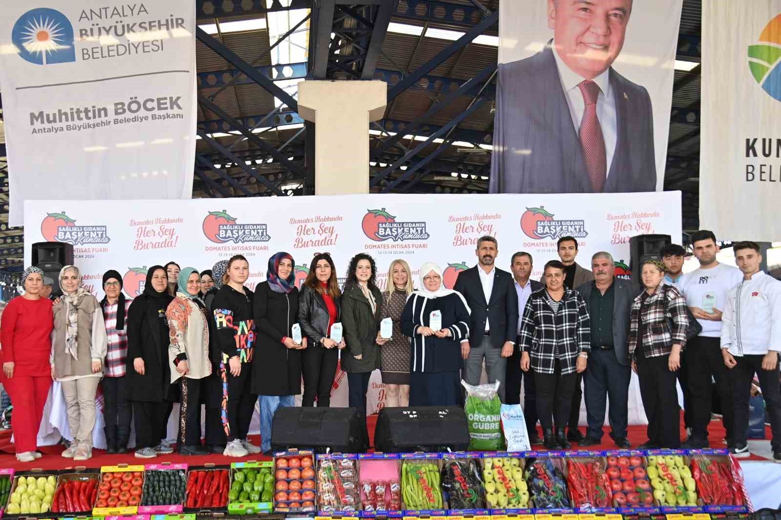 Domates temalı yemek yarışmasında birincilik için hünerlerini sergilediler