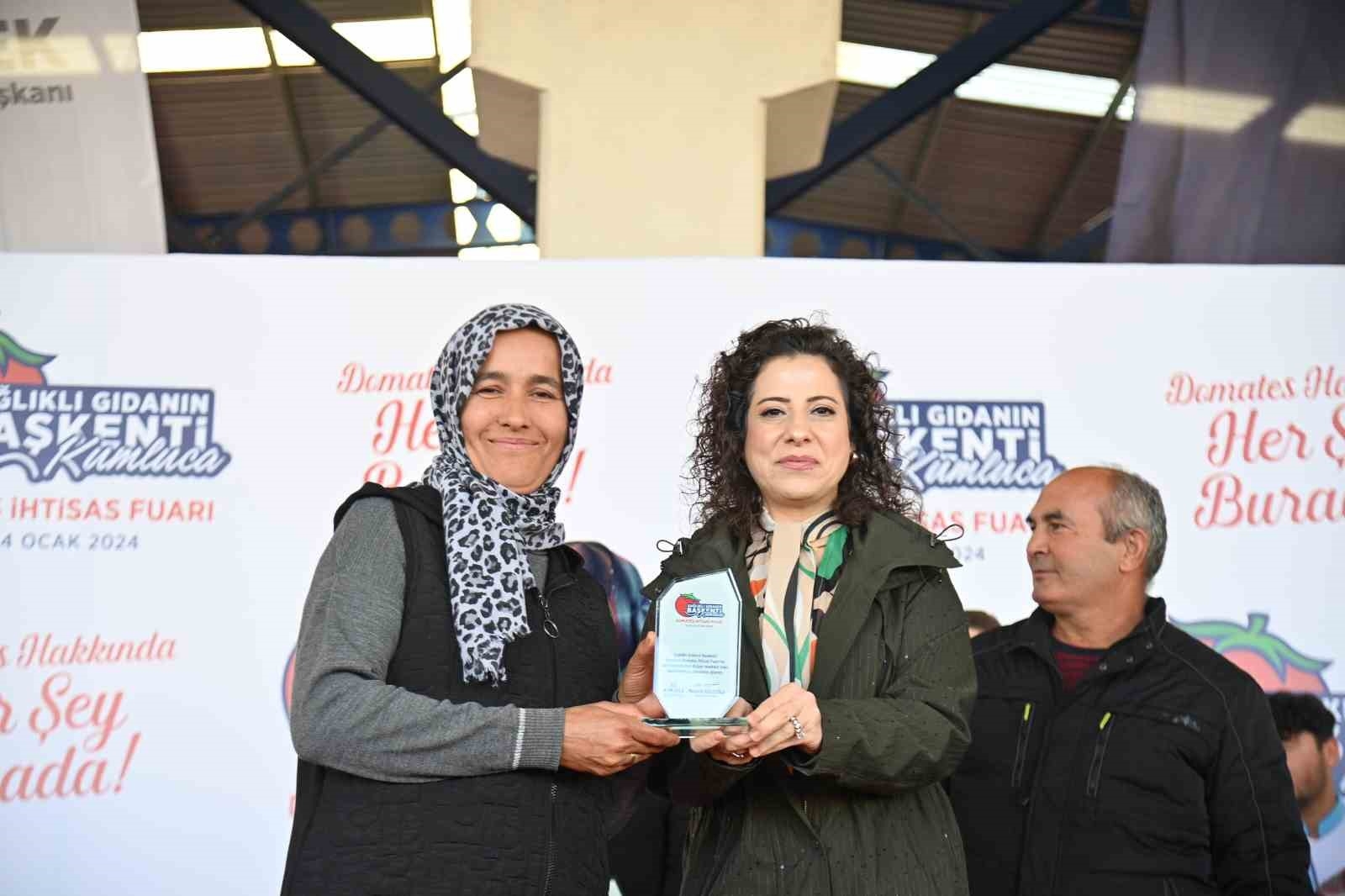 Domates temalı yemek yarışmasında birincilik için hünerlerini sergilediler