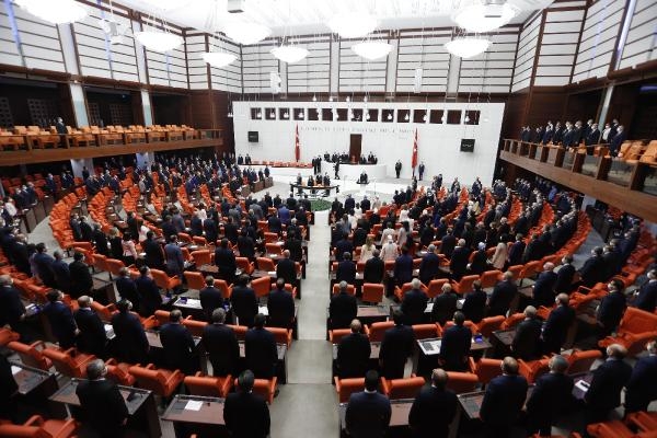 En düşük emekli aylığını 10 bin liraya çıkaran madde, Meclis'te kabul edildi