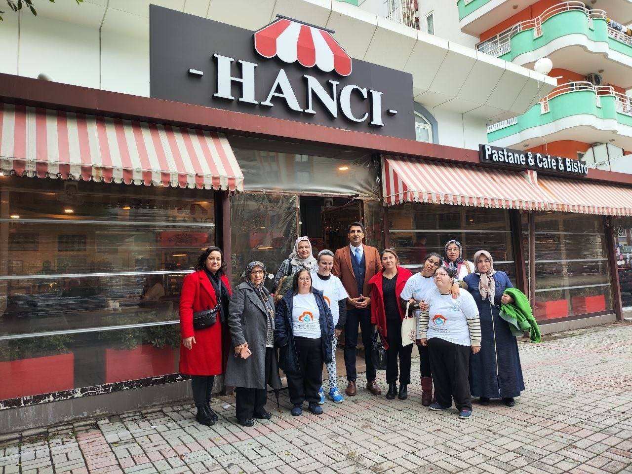 Engelli bireyler mutfakta börek açtı