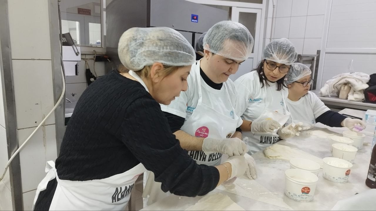 Engelli bireyler mutfakta börek açtı