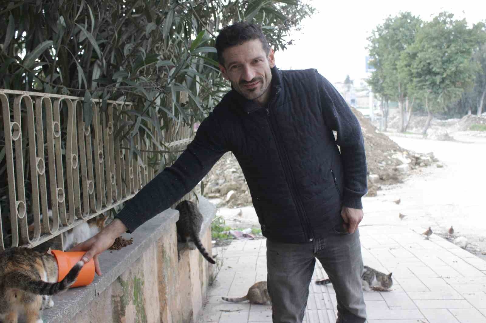 Enkaz kentin sokak hayvanlarına can oldu