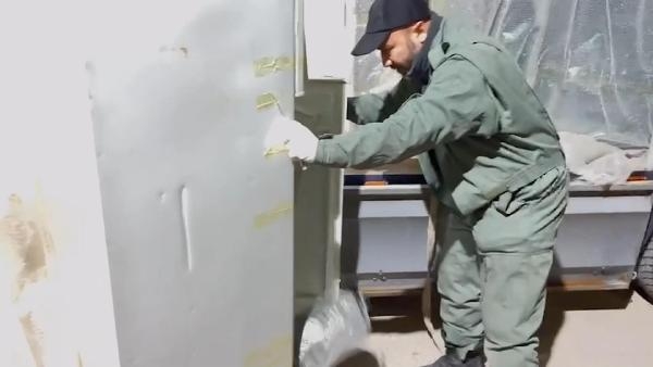 Eşya yüklü kamyonetteki buzdolabından 70 kilo skunk çıktı