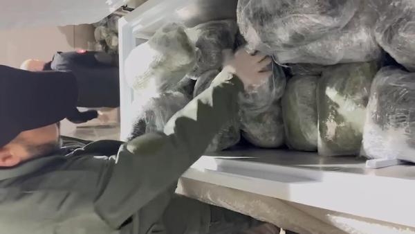 Eşya yüklü kamyonetteki buzdolabından 70 kilo skunk çıktı