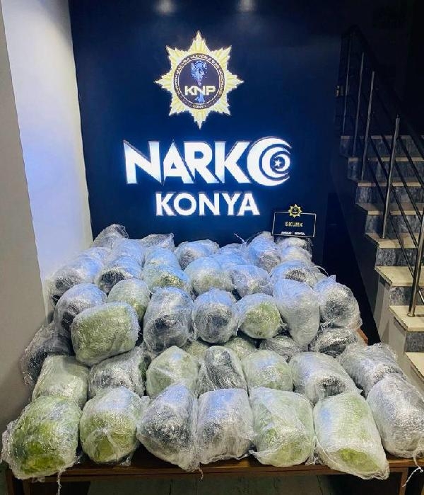 Eşya yüklü kamyonetteki buzdolabından 70 kilo skunk çıktı