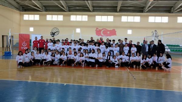 Fabrika Voleybol'un 32'ncisi Solhan'da açıldı