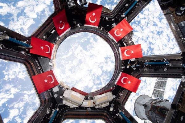 Gezeravcı'dan Türk bayraklı paylaşım