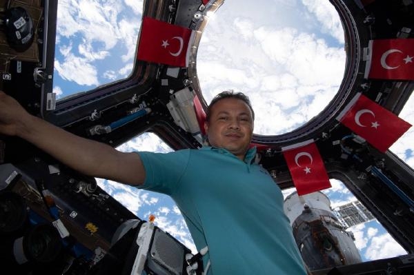 Gezeravcı'dan Türk bayraklı paylaşım