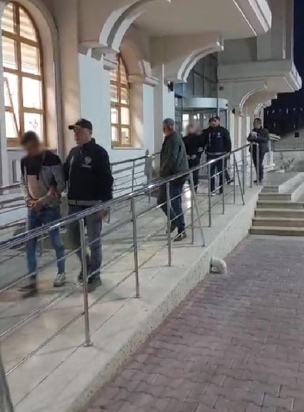 Gezmek için geldiler, paraları bitince kadının telefonunu gasbettiler
