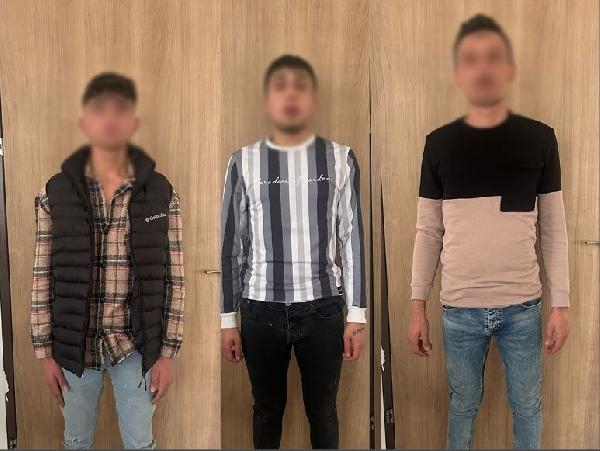 Gezmek için geldiler, paraları bitince kadının telefonunu gasbettiler