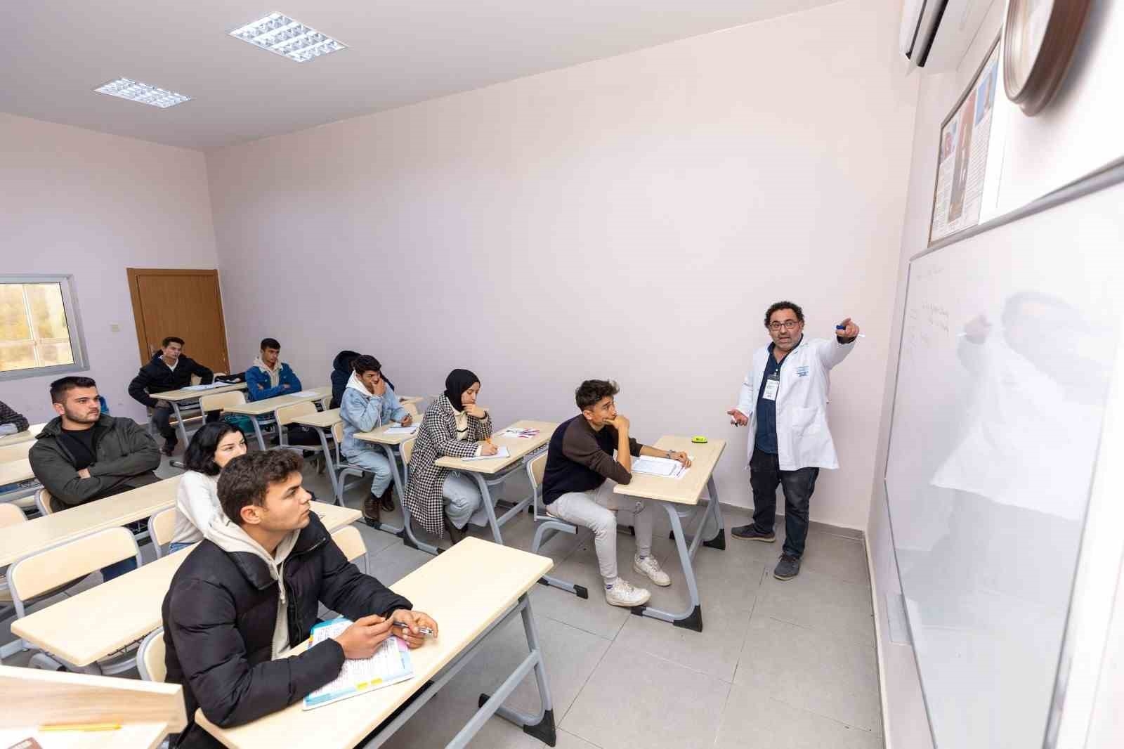 Gülnar'da öğrenciler kurs merkezinde eğitim almaya devam ediyor