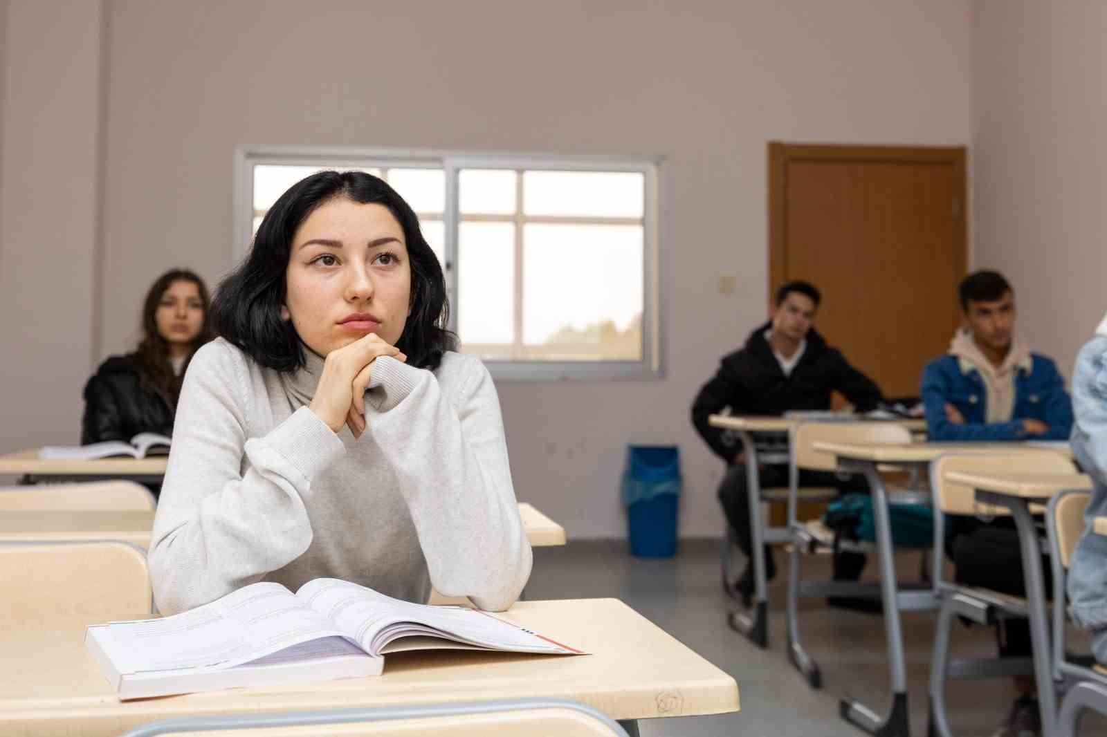 Gülnar'da öğrenciler kurs merkezinde eğitim almaya devam ediyor