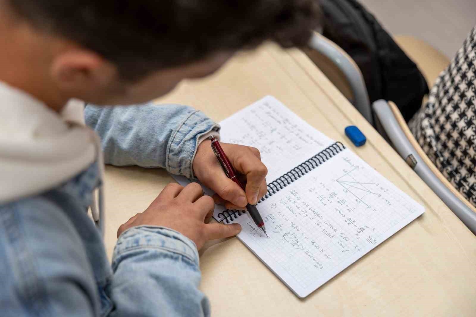 Gülnar'da öğrenciler kurs merkezinde eğitim almaya devam ediyor
