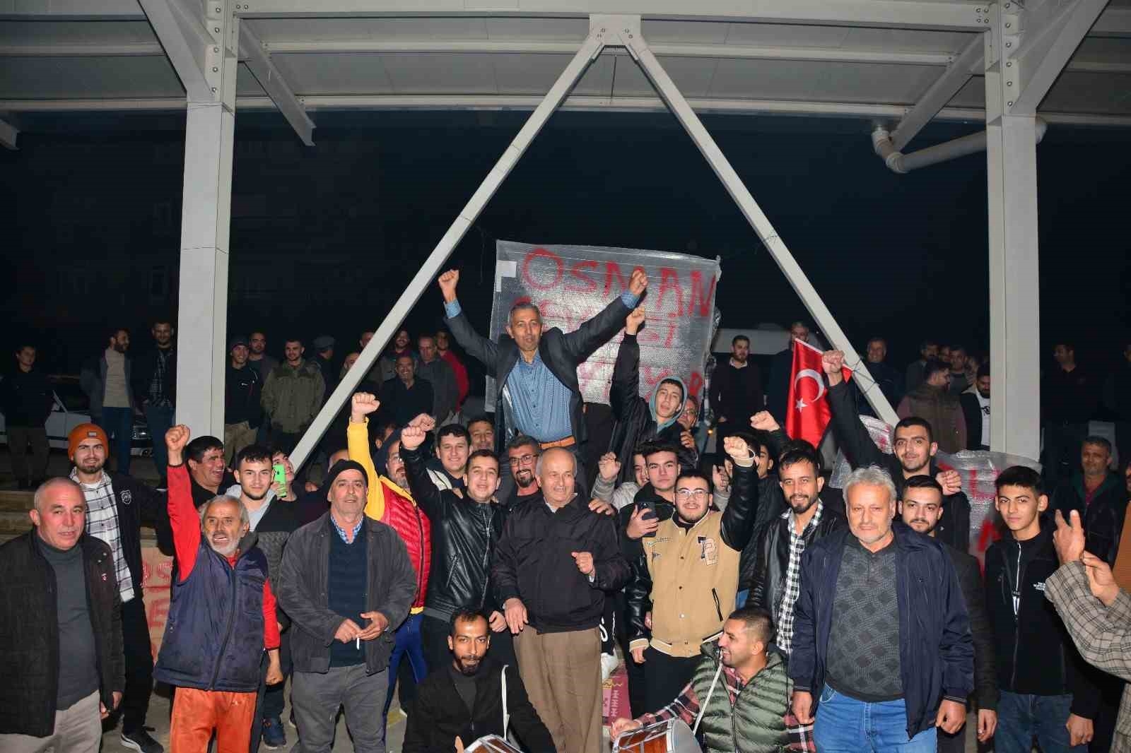Gündüzleri bisikletle gazete dağıtıyor, akşamları mitingle seçime hazırlanıyor