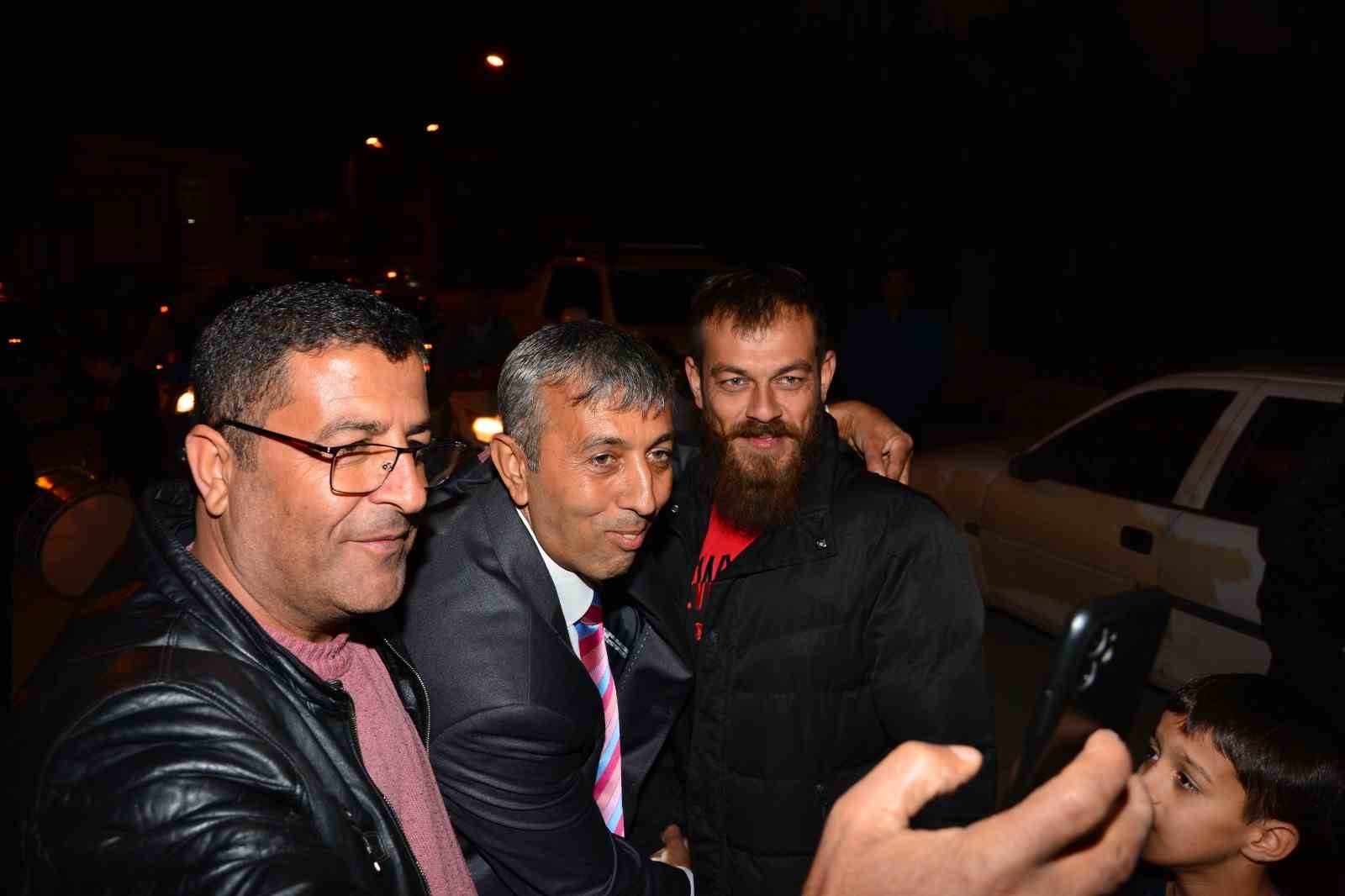 Gündüzleri bisikletle gazete dağıtıyor, akşamları mitingle seçime hazırlanıyor