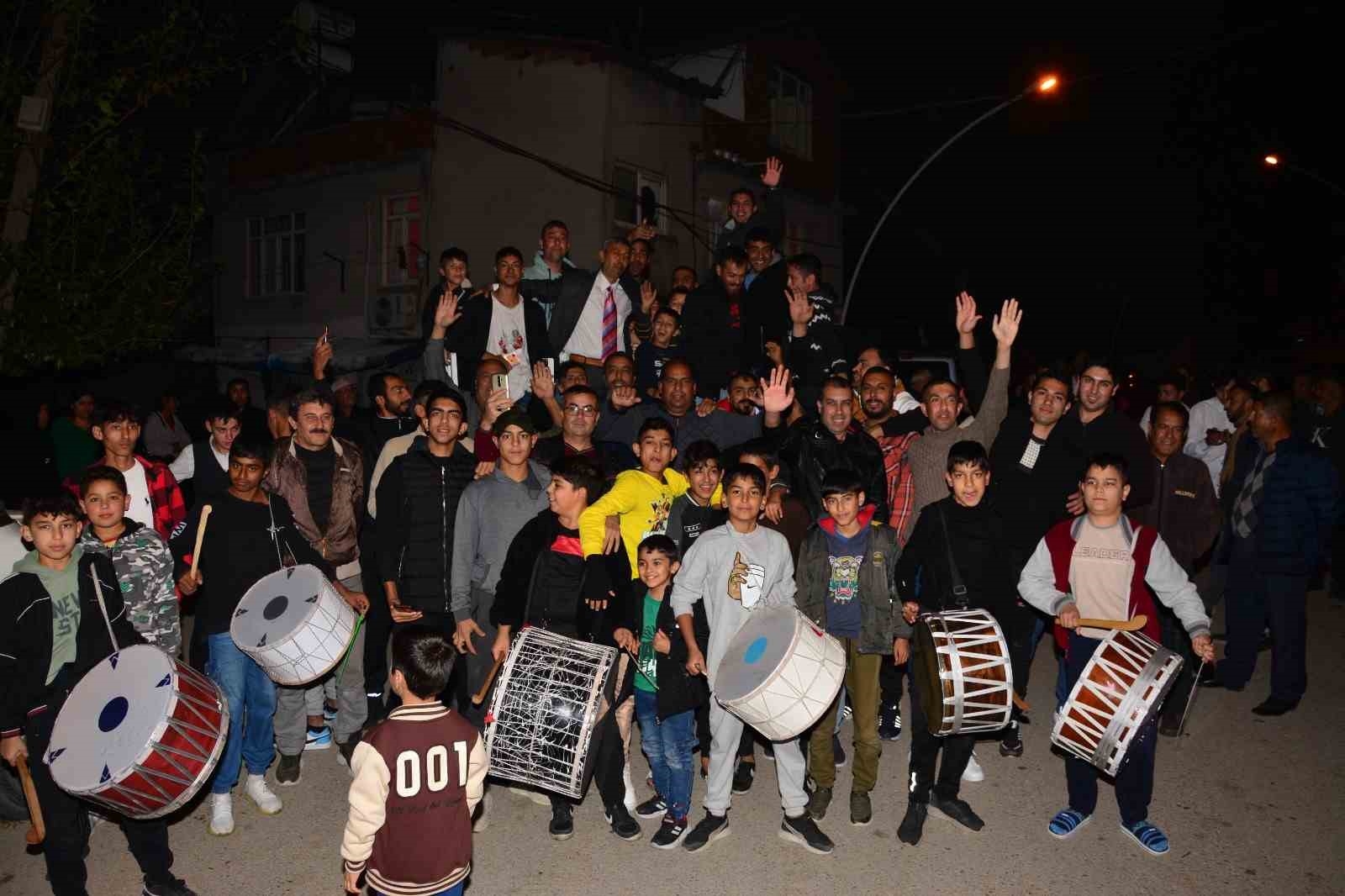 Gündüzleri bisikletle gazete dağıtıyor, akşamları mitingle seçime hazırlanıyor