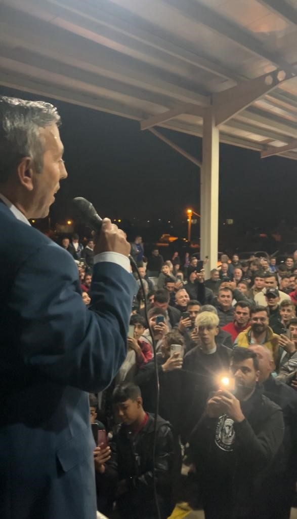 Gündüzleri bisikletle gazete dağıtıyor, akşamları mitingle seçime hazırlanıyor