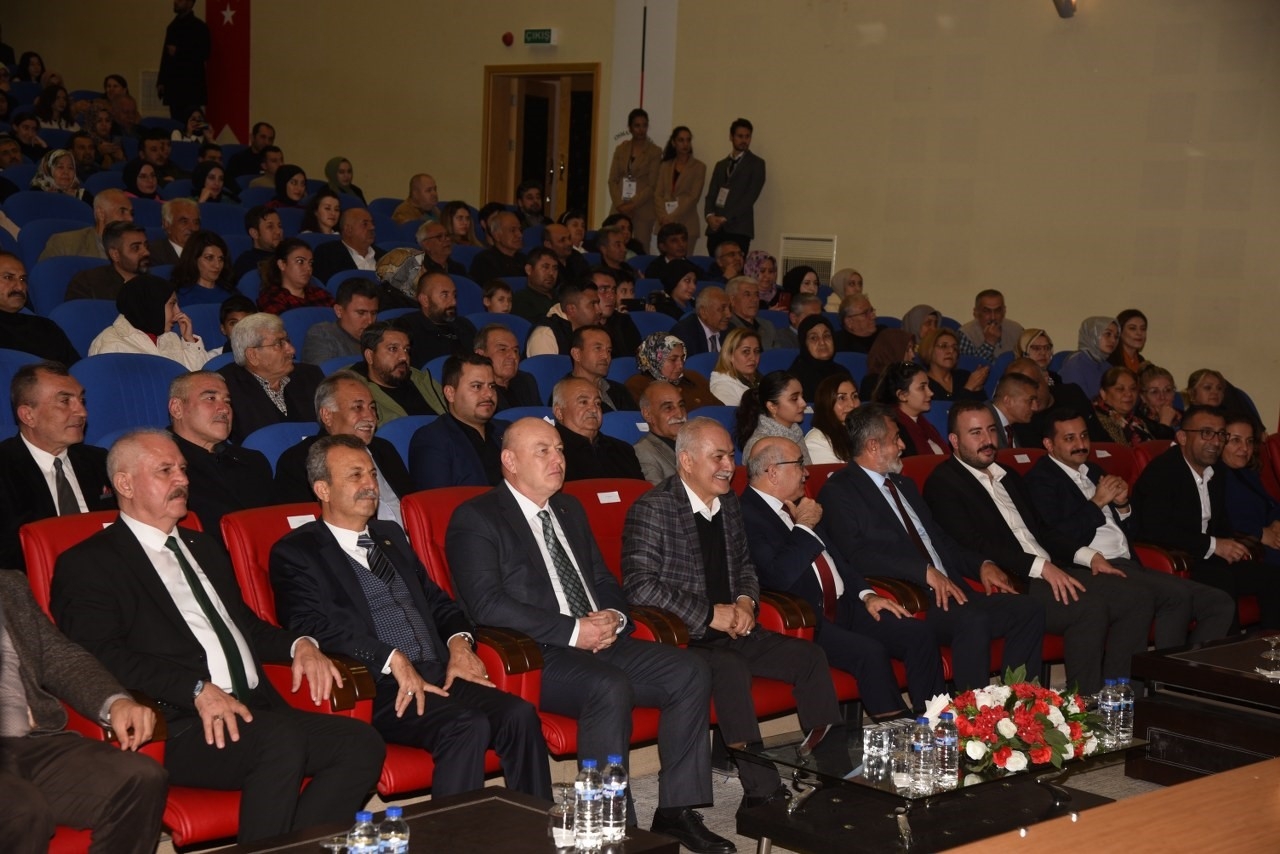 Halk ozanından Devlet Bahçeli'ye "Devlet geliyor devlet" türküsü