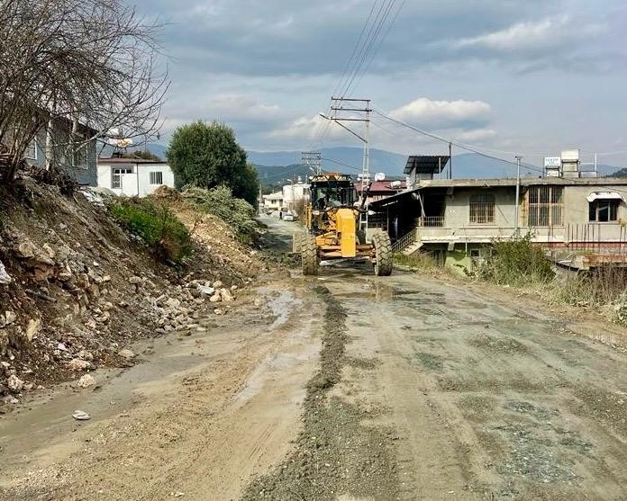 Hatay Büyükşehir Belediyesi, altyapısı tamamlanan yolları yeniliyor