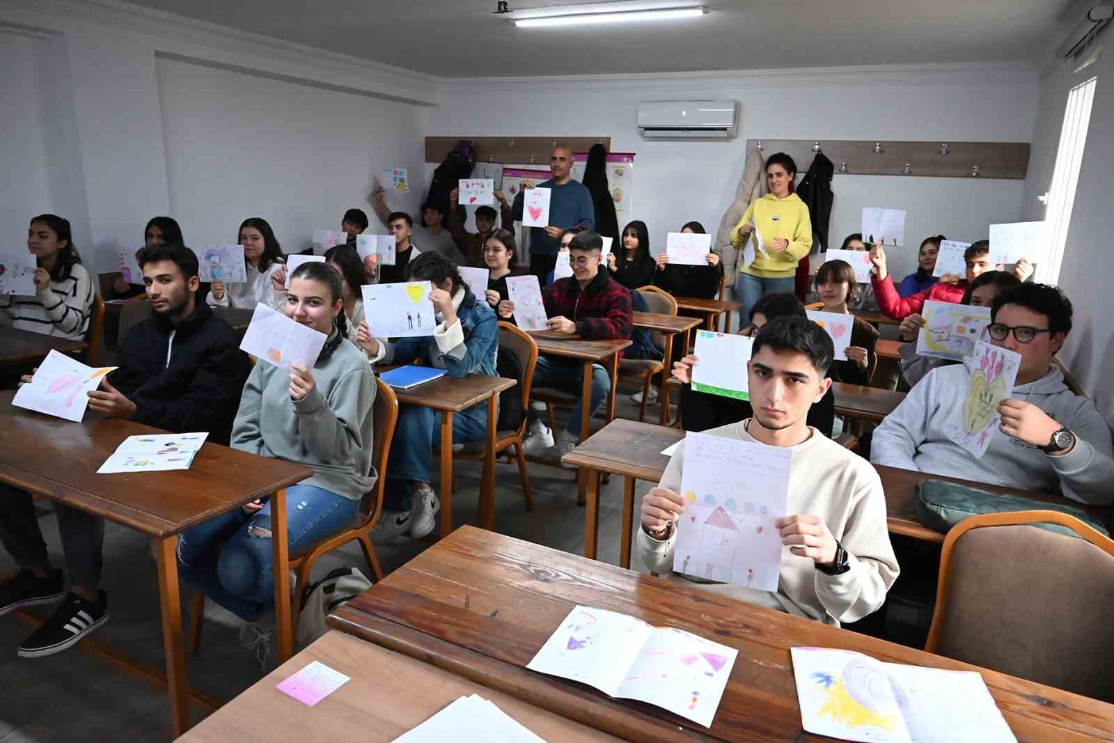 Hediye gönderen ağabey ve ablalarına minik kalemlerden duygu dolu mektuplar
