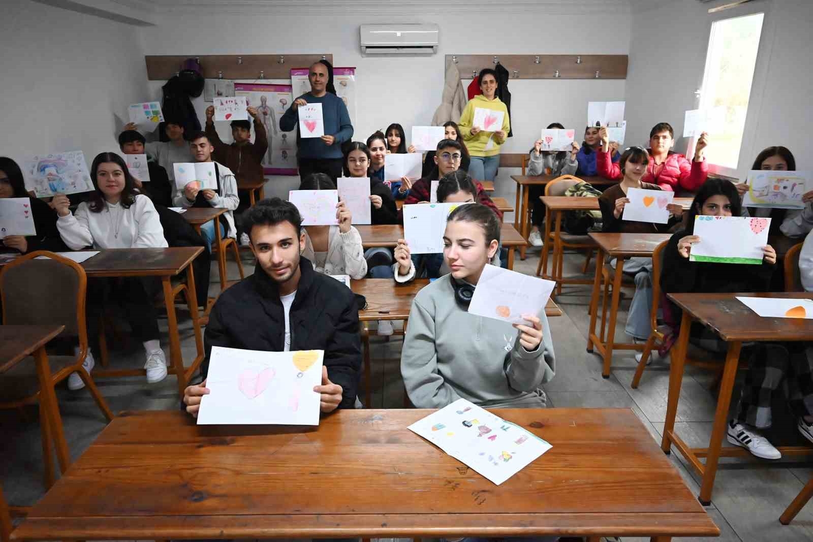 Hediye gönderen ağabey ve ablalarına minik kalemlerden duygu dolu mektuplar