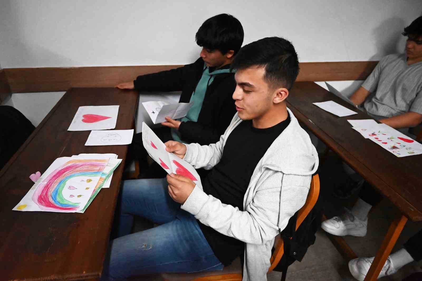 Hediye gönderen ağabey ve ablalarına minik kalemlerden duygu dolu mektuplar
