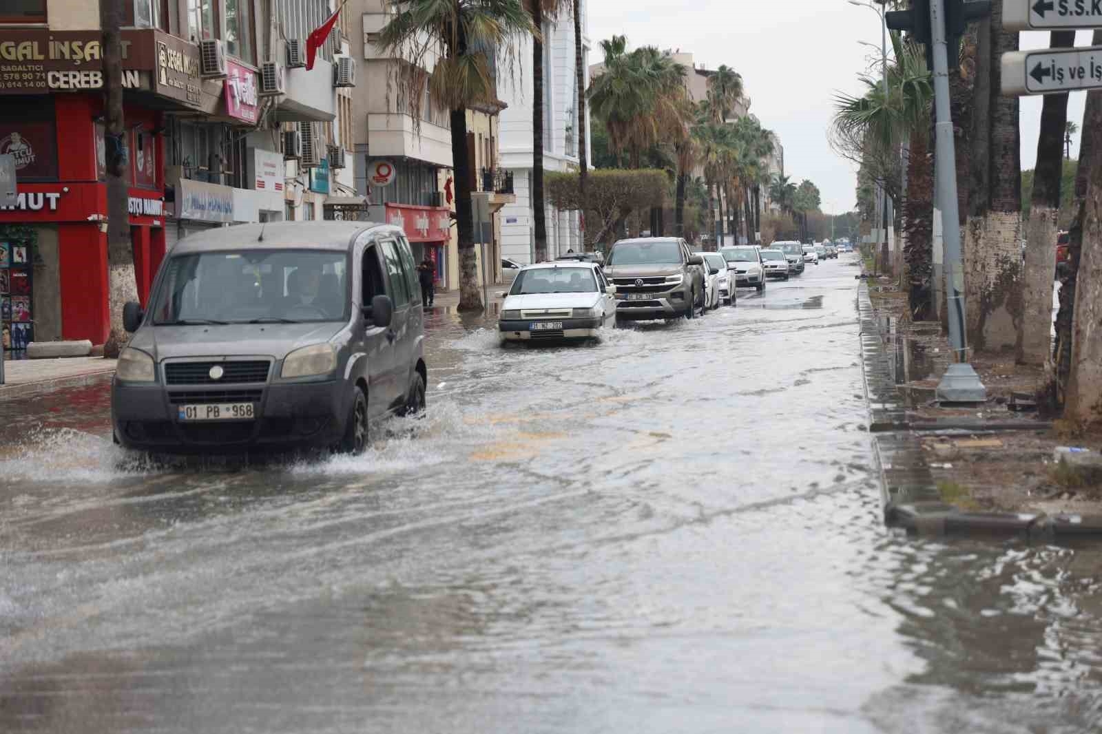 İskenderun'da sağanak yağışlar esnafı olumsuz etkiledi