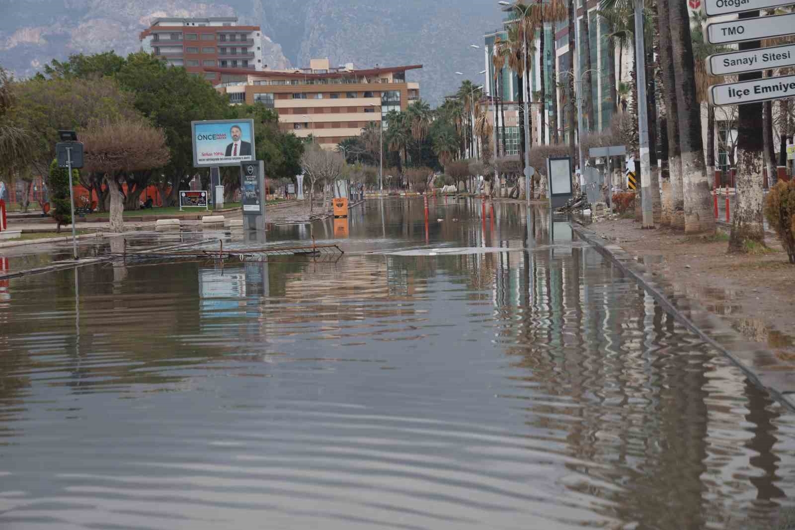 İskenderun'da sağanak yağışlar esnafı olumsuz etkiledi