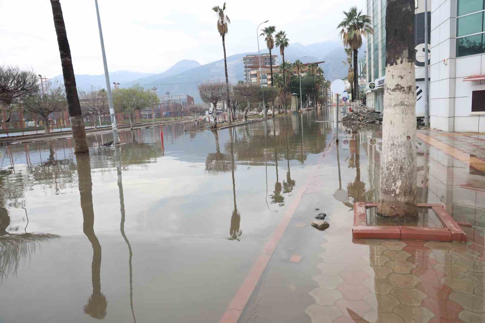 İskenderun'da sağanak yağışlar esnafı olumsuz etkiledi