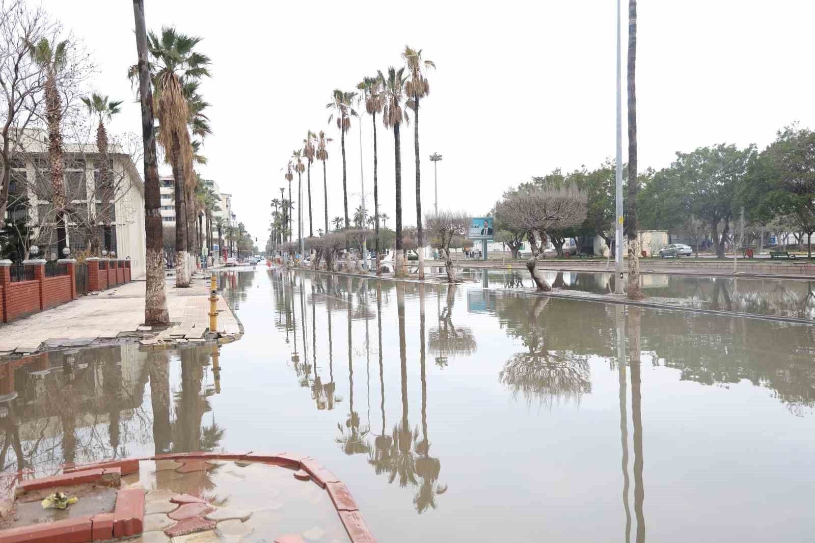 İskenderun'da sağanak yağışlar esnafı olumsuz etkiledi
