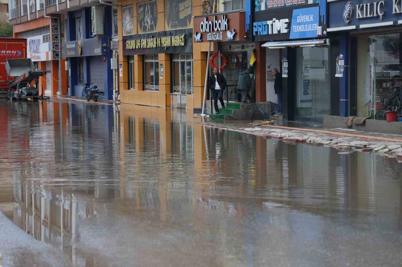 İskenderun'da sağanak yağışlar esnafı olumsuz etkiledi