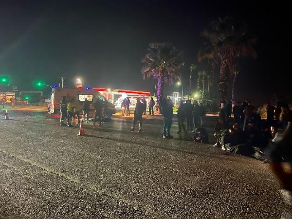 Karayolunda otomobilin çarptığı 2 genç, öldü