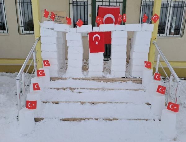 Kardan Anıtkabir yapıp, önünde İstiklal Marşı'nı okudular